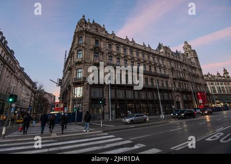 Budapest: Via Szabad Sajto, palazzi Klotild. Ungheria Foto Stock