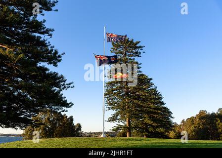 Le bandiere australiane, aborigene e del nuovo Galles del Sud al Parco Nazionale di Kamay Botany Bay Foto Stock