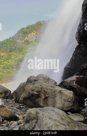 cascata nuranang o jang, popolare luogo turistico di tawang, situato sulle colline pedemontane di himalayan in arunachal pradesh, india nord-orientale Foto Stock