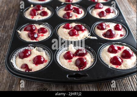 Pastella per muffin in una teglia da forno Foto Stock