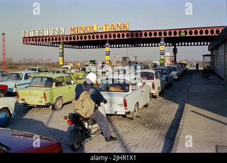 Berlino dopo la caduta del Muro nel novembre del 1989 i tedeschi dell'Est si ririforniscono e si precipitarono verso l'Ovest. Foto Stock