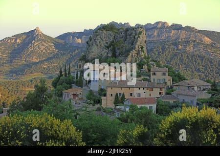 Francia, Vaucluse (84) la Roque-Alric, villaggio des Dentelles de Montmirail / Francia, Vaucluse, la Roque-Alric, villaggio dei Dentelles de Montmirail / Foto Stock