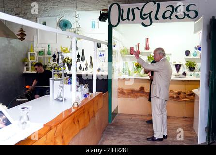 Il Principe di Galles è mostrato intorno a un nostro bicchiere durante una visita a Cockington Court a Torquay, un centro di creatività che è gestito da Torbay Coast and Countryside Trust, il terzo giorno della loro visita annuale al Sud Ovest. Data foto: Mercoledì 20 luglio 2022. Foto Stock