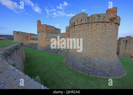 Francia, Pyrénées-Orientales (66) Salses-le-Château, la forteresse de Salses, vue depuis les douves / Francia, Pyrénées-Orientales Salses-le-Château, la fortezza di Salses, visto dai box Foto Stock