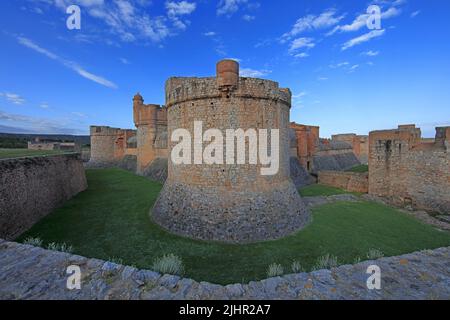 Francia, Pyrénées-Orientales (66) Salses-le-Château, la forteresse de Salses, vue depuis les douves / Francia, Pyrénées-Orientales Salses-le-Château, la fortezza di Salses, visto dai box Foto Stock