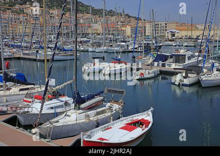 Francia, Hérault (34) Sète, le Port de plaisance, la ville et le mont Saint-Clair / Francia, Hérault, Sète, il porto turistico, la città e il Mont Saint-Clair Foto Stock