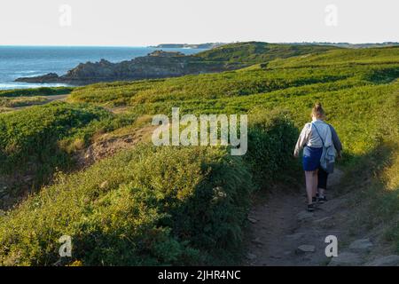 Francia, regione Bretagne (Bretagna), punta settentrionale del Finistère, Pays d'Iroise, le Conquet, pointe de Kermorvan, lungo il GR34, sentiero costiero, percorso di controllo, madre e figlia che hanno una passeggiata, Foto Stock