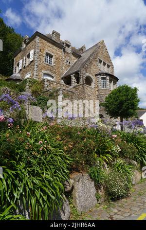 Francia, regione Bretagne (Bretagna), punta meridionale del Finistère, Pont-Aven, lungo il fiume Aven, bella casa, palazzo, Foto Stock