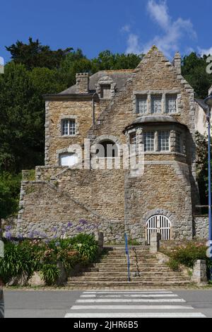 Francia, regione Bretagne (Bretagna), punta meridionale del Finistère, Pont-Aven, lungo il fiume Aven, bella casa, palazzo, Foto Stock