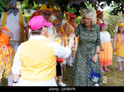 La duchessa di Cornovaglia incontra i membri di Samba Roc durante una visita al Cockington Court di Torquay, un centro di creatività gestito dal Torbay Coast and Countryside Trust, il terzo giorno della loro visita annuale al Sud Ovest. Data foto: Mercoledì 20 luglio 2022. Foto Stock