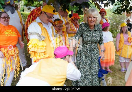 La duchessa di Cornovaglia incontra i membri di Samba Roc durante una visita al Cockington Court di Torquay, un centro di creatività gestito dal Torbay Coast and Countryside Trust, il terzo giorno della loro visita annuale al Sud Ovest. Data foto: Mercoledì 20 luglio 2022. Foto Stock