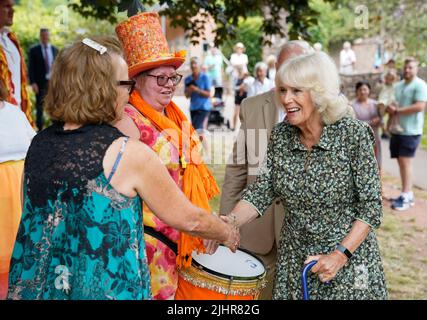 La duchessa di Cornovaglia incontra i membri di Samba Roc durante una visita al Cockington Court di Torquay, un centro di creatività gestito dal Torbay Coast and Countryside Trust, il terzo giorno della loro visita annuale al Sud Ovest. Data foto: Mercoledì 20 luglio 2022. Foto Stock