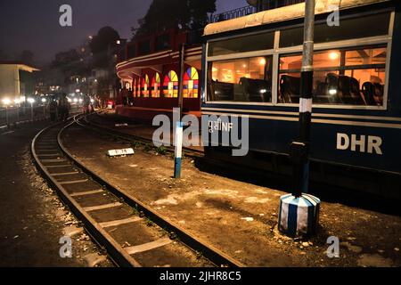 Darjeeling, Bengala Occidentale, India - 22 Giugno 2022, Darjeeling Himalayan Railway alla Stazione in serata, Darjeeling Himalayan Railway è un mondo Unesco Foto Stock