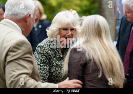 La duchessa di Cornovaglia durante una visita a Cockington Court a Torquay, un centro di creatività che è gestito dalla Torbay Coast and Countryside Trust, il terzo giorno della loro visita annuale al Sud Ovest. Data foto: Mercoledì 20 luglio 2022. Foto Stock