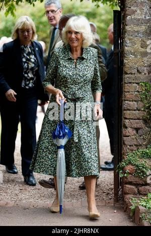 La duchessa di Cornovaglia durante una visita a Cockington Court a Torquay, un centro di creatività che è gestito dalla Torbay Coast and Countryside Trust, il terzo giorno della loro visita annuale al Sud Ovest. Data foto: Mercoledì 20 luglio 2022. Foto Stock