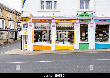 All'esterno del Rock Shop, che vende anche Fudge e Chocolates fatti a mano. Shanklin Old Village, Shanklin Town, Isola di Wight Foto Stock