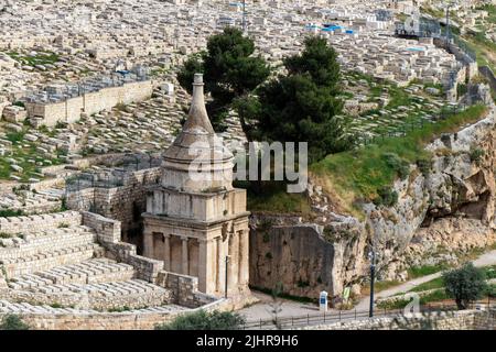 Tomba di Absalom nella valle di Kidron, Gerusalemme, Israele. Vista del Monte degli Ulivi e del cimitero ebraico dalla valle di Kidron Foto Stock