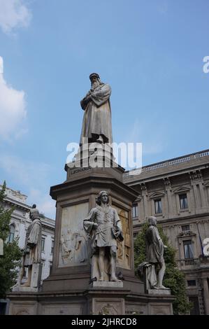 Leonardo da Vinci un monumento in Milano, Italia Foto Stock