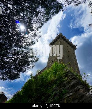 Torre del Castello di Castelnuovo Magra. Villaggio in cima ad una collina vicino a la Spezia, Liguria Foto Stock