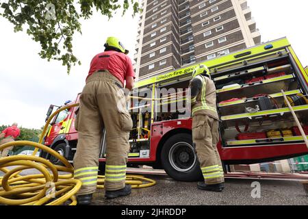 Servizi di emergenza sulla scena di Manwood Street, North Woolwich, dove circa 100 vigili del fuoco e 15 motori antincendio sono stati chiamati per affrontare un bizzarro in un blocco di appartamenti nei docklands di Londra est. Data foto: Mercoledì 20 luglio 2022. Foto Stock