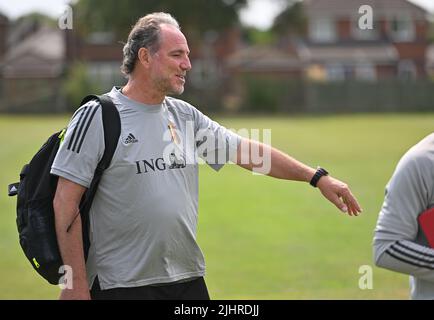 Wigan, Inghilterra. 20/07/2022, l'assistente allenatore belga Kris Vanderhaegen ha illustrato prima di una sessione di allenamento della squadra nazionale belga di calcio femminile The Red Flames, mercoledì 20 luglio 2022 a Wigan, Inghilterra. Venerdì la squadra incontrerà la Svezia nelle quarti di finale del Campionato europeo di calcio femminile UEFA 2022. BELGA FOTO DAVID CATRY Foto Stock