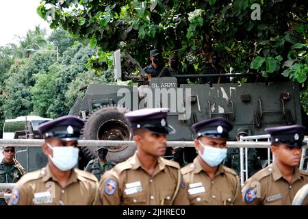 Colombo, Sri Lanka. 20th luglio 2022. Ufficiali militari e di polizia si trovano al di fuori del parlamento dello Sri Lanka a Colombo, Sri Lanka, 20 luglio 2022. Il presidente in carica Ranil Wickremesinghe è stato eletto nuovo presidente dello Sri Lanka nelle elezioni tenutesi in parlamento mercoledì. Credit: Wang Shen/Xinhua/Alamy Live News Foto Stock