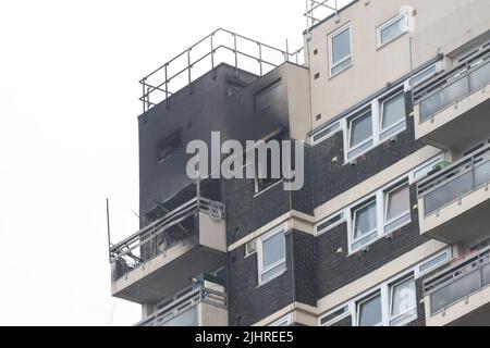 La scena su Manwood Street, North Woolwich, dove circa 100 vigili del fuoco e 15 motori del fuoco sono stati chiamati ad affrontare un bizzarro in un blocco di appartamenti nei docklands di Londra est. Data foto: Mercoledì 20 luglio 2022. Foto Stock