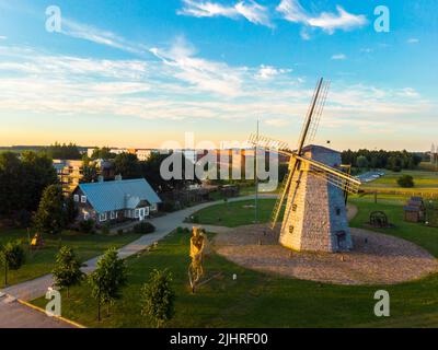 Primo piano vista tradizionale lituano vecchio legno XIX secolo architettura orizzontale mulino a vento nella città di Siauliai, Lituania Foto Stock