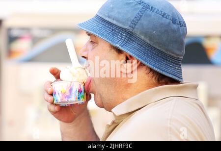 Avignone, Francia. 19th luglio 2022. Un uomo mangia un gelato per raffreddarsi in mezzo a un'ondata di caldo ad Avignone, Francia, 19 luglio 2022. Credit: Gao Jing/Xinhua/Alamy Live News Foto Stock