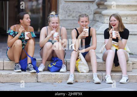 Avignone, Francia. 19th luglio 2022. Le ragazze godono di bevande fredde per raffreddarsi in mezzo a un'ondata di caldo ad Avignone, Francia, 19 luglio 2022. Credit: Gao Jing/Xinhua/Alamy Live News Foto Stock