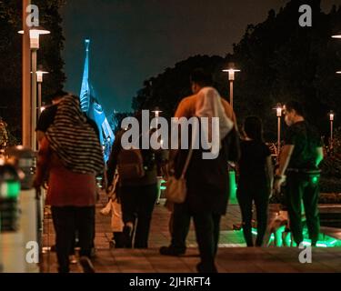 Putrajaya, Malesia - 18 luglio 2022 : Taman Putra Perdana evento 'jAvatar luci giardino segreto' con i visitatori. Foto Stock