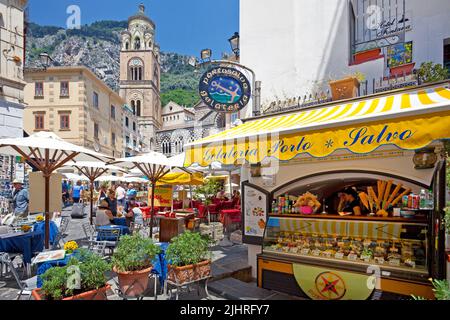 Gelateria, gelateria in Piazza Flavio gioia, villaggio di Amalfi, Costiera Amalfitana, Patrimonio dell'Umanità dell'UNESCO, Campania, Italia, Mediterraneo, Europa Foto Stock