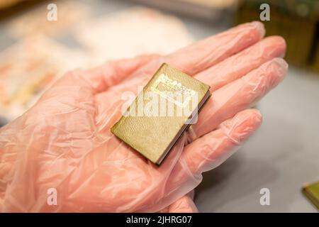 Birmingham, Regno Unito. 20th luglio 2022. Ida Ballerini, curatore RSC Exhibition, tiene un'edizione in miniatura della commedia di Shakespeare, Romeo e Giulietta, mentre viene in mostra insieme a molti altri articoli e libri di Shakespeare precedentemente invisibili alla Biblioteca di Birmingham, tra cui il primo Folio del 1623 del grande bardo. La mostra "Everything to Everybody: Your Shakespeare, Your Culture" si svolge dal 22nd luglio al 2022 novembre. Credit: Peter Lopeman/Alamy Live News Foto Stock