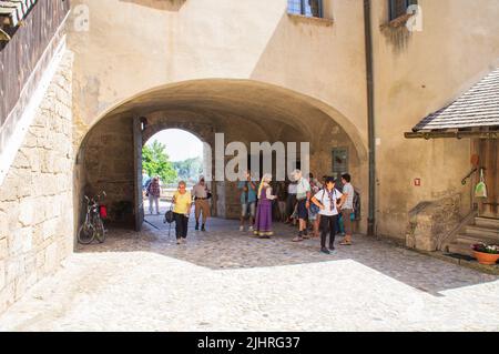 Il Castello di Burghausen a Burghausen, distretto di Altotting Land, alta Baviera, Germania, il 19 giugno, 2022. Il Castello di Burghausen è il castello più lungo co Foto Stock