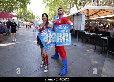 Avignone, Francia. 19th luglio 2022. Gli artisti promuovono il loro dramma per strada durante il Festival d'Avignon 76th ad Avignone, Francia, 19 luglio 2022. Il festival, creato nel 1947 dal regista francese Jean Vilar, è uno dei più importanti eventi di arti dello spettacolo contemporanee al mondo. Credit: Gao Jing/Xinhua/Alamy Live News Foto Stock