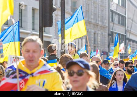 La gente si riunisce e marcia durante la marcia “Londra sta con l’Ucraina” per dimostrare solidarietà con l’Ucraina nel centro di Londra. Foto Stock