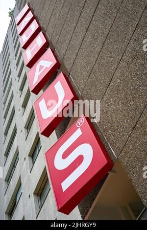 Pubblicità illuminata della catena DIY Bauhaus AG sulla facciata del negozio DIY nel centro di Berlino Foto Stock