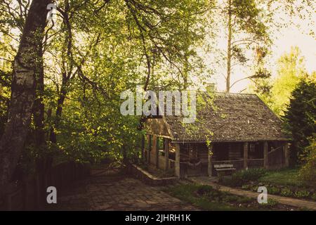 Vecchia casa sauna vintage in legno all'aperto senza persone in verde natura campagna all'aperto Foto Stock