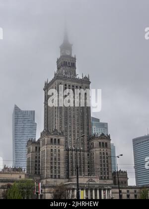 Una foto verticale del Palazzo della Cultura e della Scienza di Varsavia nella nebbia Foto Stock