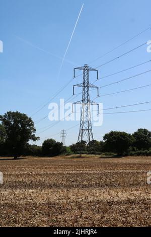 Immagine full frame di traliccio di elettricità e fili contro il cielo blu Foto Stock