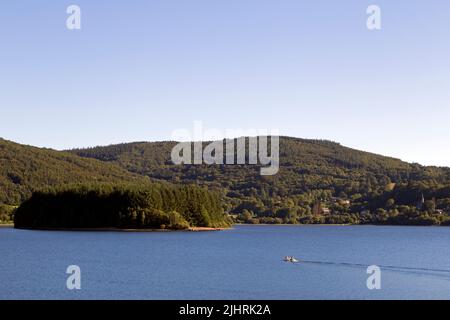 Lago Laouzas. Sullo sfondo, il villaggio di Villelongue. Nages, Occitanie, Francia Foto Stock