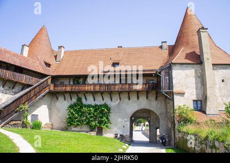 Il Castello di Burghausen a Burghausen, distretto di Altotting Land, alta Baviera, Germania, il 19 giugno, 2022. Il Castello di Burghausen è il castello più lungo co Foto Stock