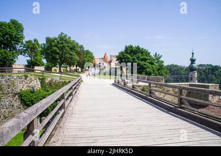 Il Castello di Burghausen a Burghausen, distretto di Altotting Land, alta Baviera, Germania, il 19 giugno, 2022. Il Castello di Burghausen è il castello più lungo co Foto Stock