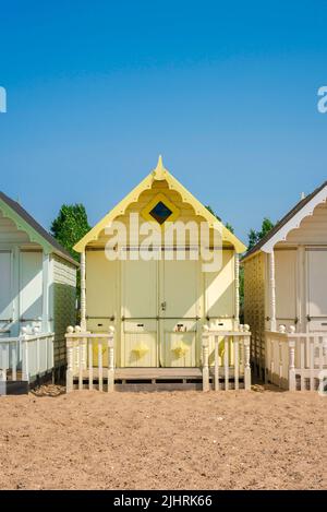 Vacanza in spiaggia, vista in estate di una colorata capanna sulla spiaggia sotto un cielo blu chiaro. Foto Stock