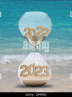 Nuovo anno 2023 Timer sabbia su spiaggia sabbia con sfondo turchese oceano acquerello Foto Stock