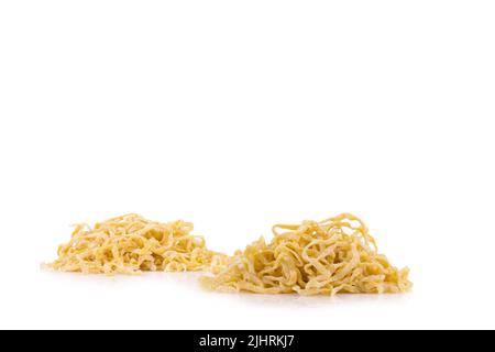 Spaghetti gialli che asciugano isolati su sfondo bianco. Foto Stock