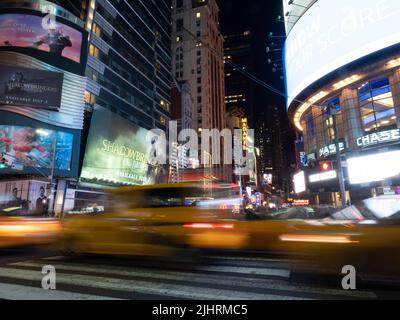 Immagine a lunga esposizione di un passaggio pedonale vicino a Times Square. Foto Stock