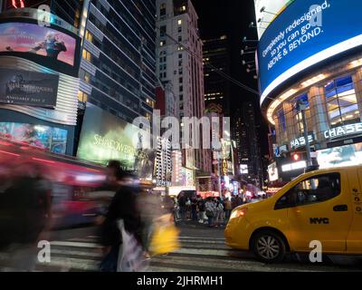 Immagine a lunga esposizione di un passaggio pedonale vicino a Times Square. Foto Stock