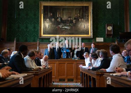 Sir Graham Brady (terzo da sinistra) presidente del Comitato del 1922, annuncia i risultati della votazione che ha dato gli ultimi due candidati alla leadership del Partito conservatore, presso il Parlamento di Londra. Data foto: Mercoledì 20 luglio 2022. Foto Stock