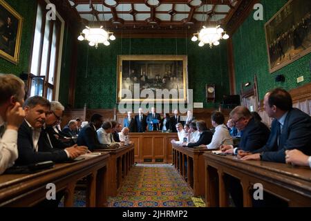 Sir Graham Brady (terzo da sinistra) presidente del Comitato del 1922, annuncia i risultati della votazione che ha dato gli ultimi due candidati alla leadership del Partito conservatore, presso il Parlamento di Londra. Data foto: Mercoledì 20 luglio 2022. Foto Stock